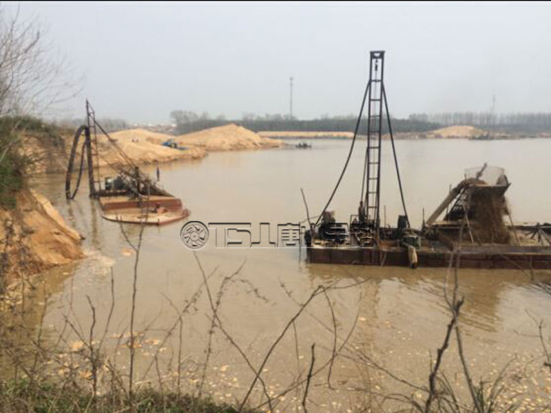 無(wú)節(jié)制開(kāi)采河沙，河堤受損嚴(yán)重